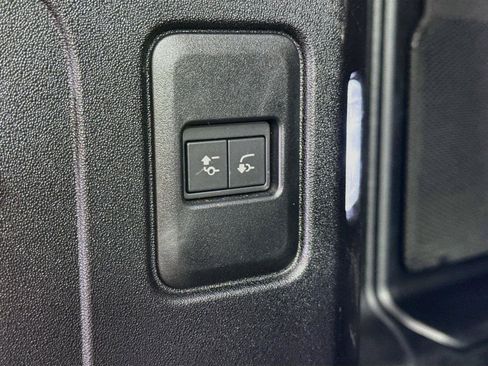 Used 2025 Land Rover Defender 110 X-Dynamic SE AWD/4WD image 40