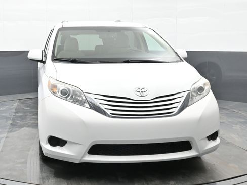 Used 2015 Toyota Sienna LE image 7