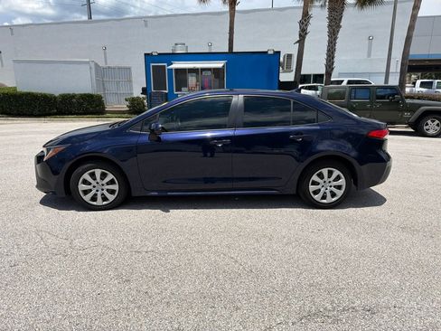 Used 2021 Toyota Corolla LE FWD image 2
