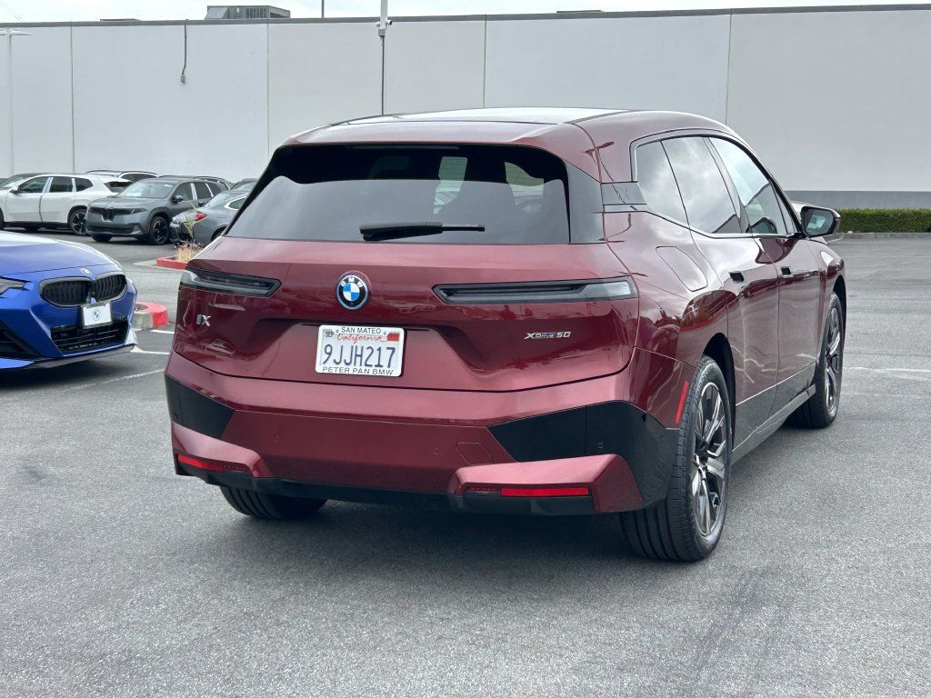 Used 2024 BMW iX xDrive50 w/ Sport Package AWD/4WD image 5