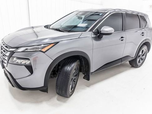 Used 2024 Nissan Rogue SV FWD image 2