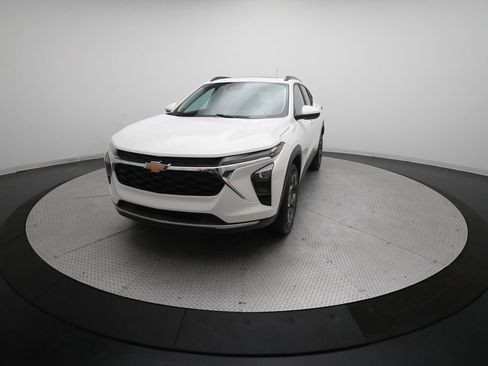 Used 2024 Chevrolet Trax LT w/ Sunroof Package FWD image 12