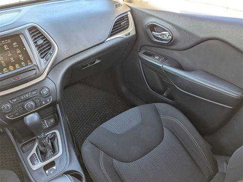 Used 2016 Jeep Cherokee Latitude w/ Cold Weather Group image 20