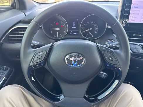Used 2019 Toyota C-HR XLE FWD image 11