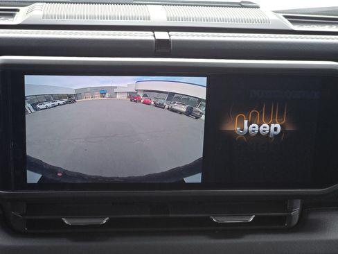 Used 2025 Jeep Wrangler Unlimited Rubicon 4xe w/ Convenience Group AWD/4WD image 25