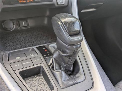 Used 2020 Toyota RAV4 XLE FWD image 11
