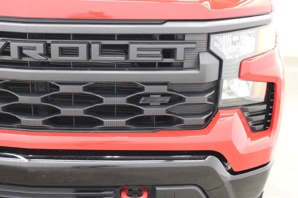Used 2024 Chevrolet Silverado 1500 Custom Trail Boss w/ LPO, Dark Essentials Package AWD/4WD image 8