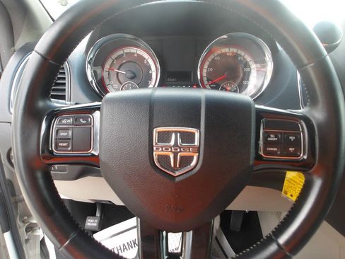 Used 2019 Dodge Grand Caravan SXT FWD image 13