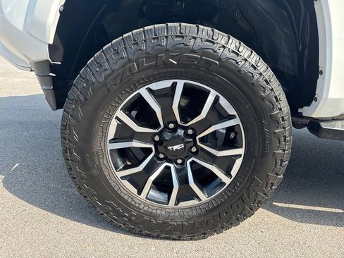 Used 2020 Toyota Tacoma TRD Sport w/ TRD Premium Sport Package AWD/4WD image 27