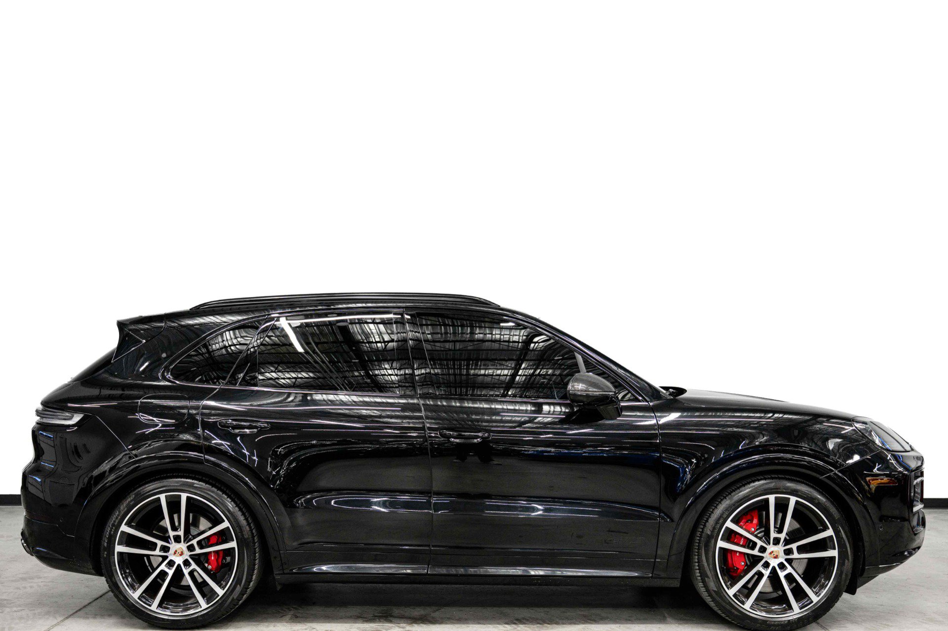 Used 2025 Porsche Cayenne GTS AWD/4WD image 2