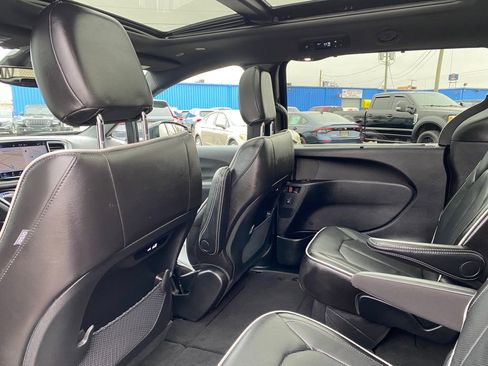 Used 2026 Chrysler Pacifica Limited image 15
