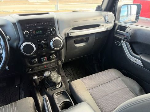 Used 2012 Jeep Wrangler Unlimited Rubicon AWD/4WD image 29