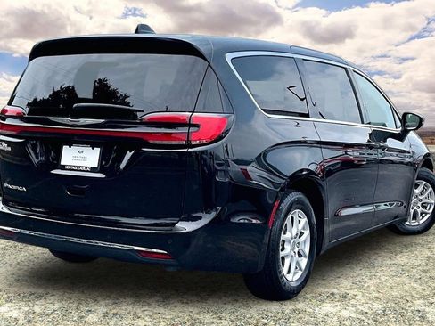 Used 2024 Chrysler Pacifica Touring-L FWD image 5