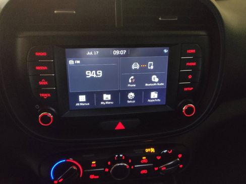 Used 2020 Kia Soul S FWD image 25