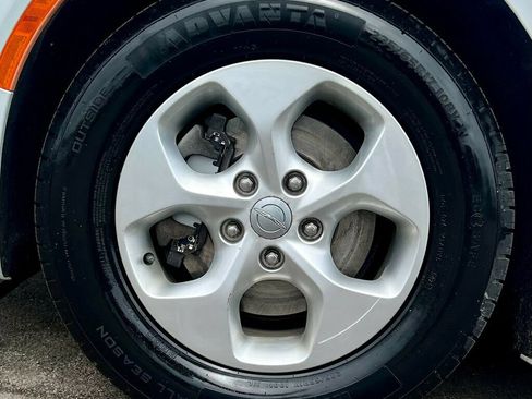 Used 2017 Chrysler Pacifica LX w/ Tire & Wheel Group FWD image 29