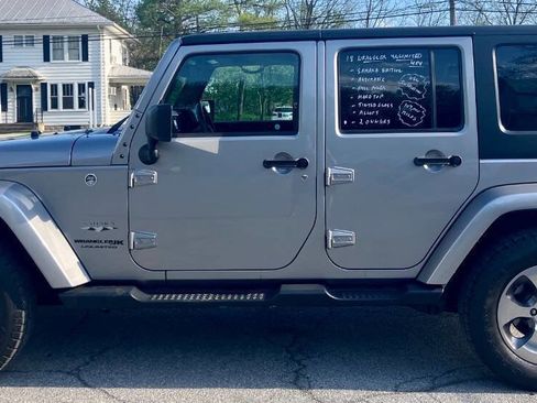 Used 2018 Jeep Wrangler Unlimited Sahara w/ Connectivity Group image 8