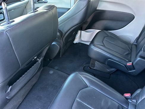Used 2022 Chrysler Pacifica Touring-L FWD image 14