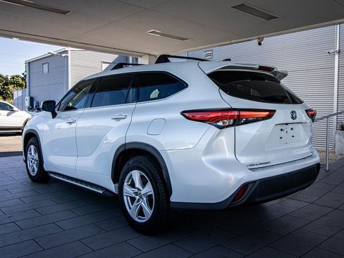 Used 2022 Toyota Highlander LE image 12