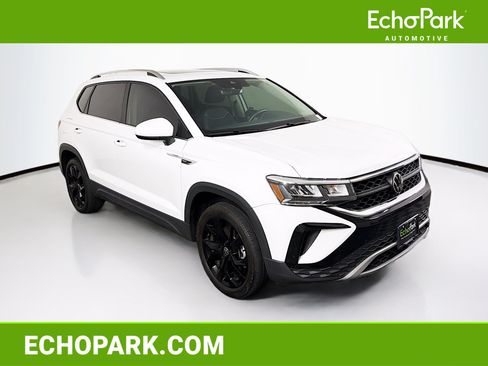 Used 2023 Volkswagen Taos SE w/ Panoramic Sunroof Package FWD image 1
