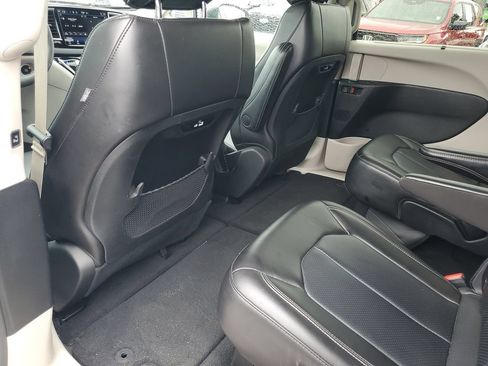 Used 2023 Chrysler Pacifica Touring-L FWD image 22