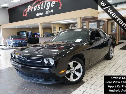 Used 2019 Dodge Challenger SXT image 1