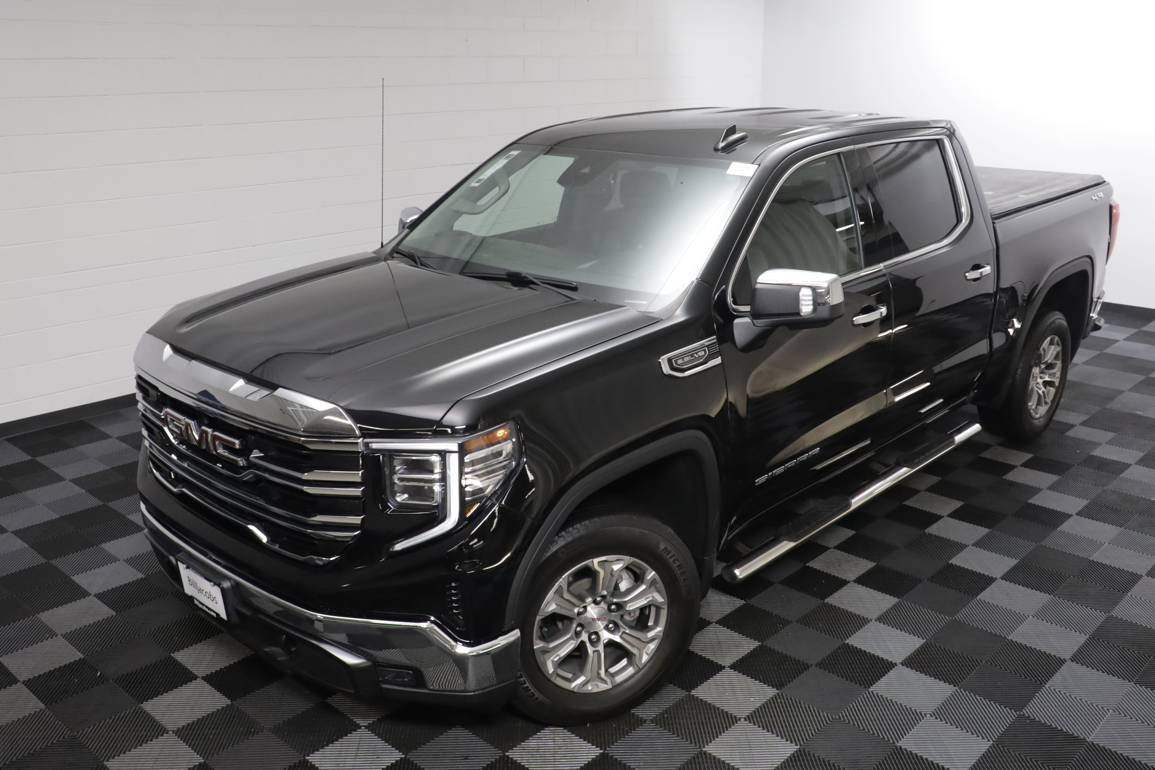 Used 2024 GMC Sierra 1500 SLT AWD/4WD image 2