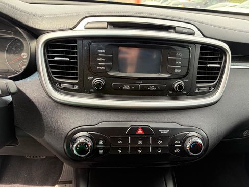 Used 2017 Kia Sorento AWD image 11