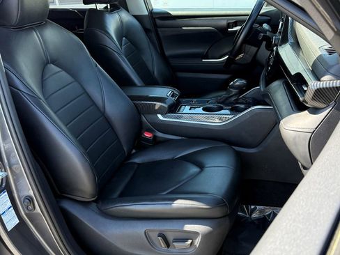 Used 2020 Toyota Highlander XLE AWD/4WD image 12