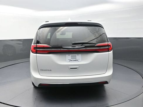 Used 2022 Chrysler Pacifica Touring-L FWD image 8