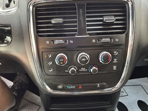 Used 2018 Dodge Grand Caravan SE FWD image 22