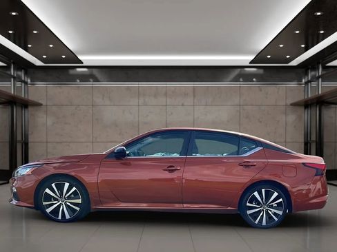Used 2022 Nissan Altima 2.5 SR image 2