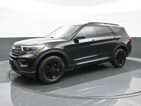 Used 2023 Ford Explorer XLT image 4