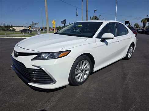 Used 2021 Toyota Camry LE image 5
