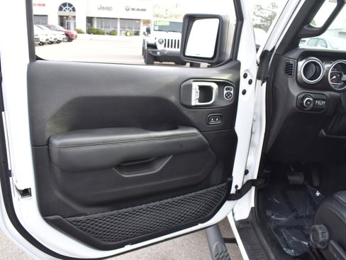 Used 2019 Jeep Wrangler Unlimited Sahara image 24