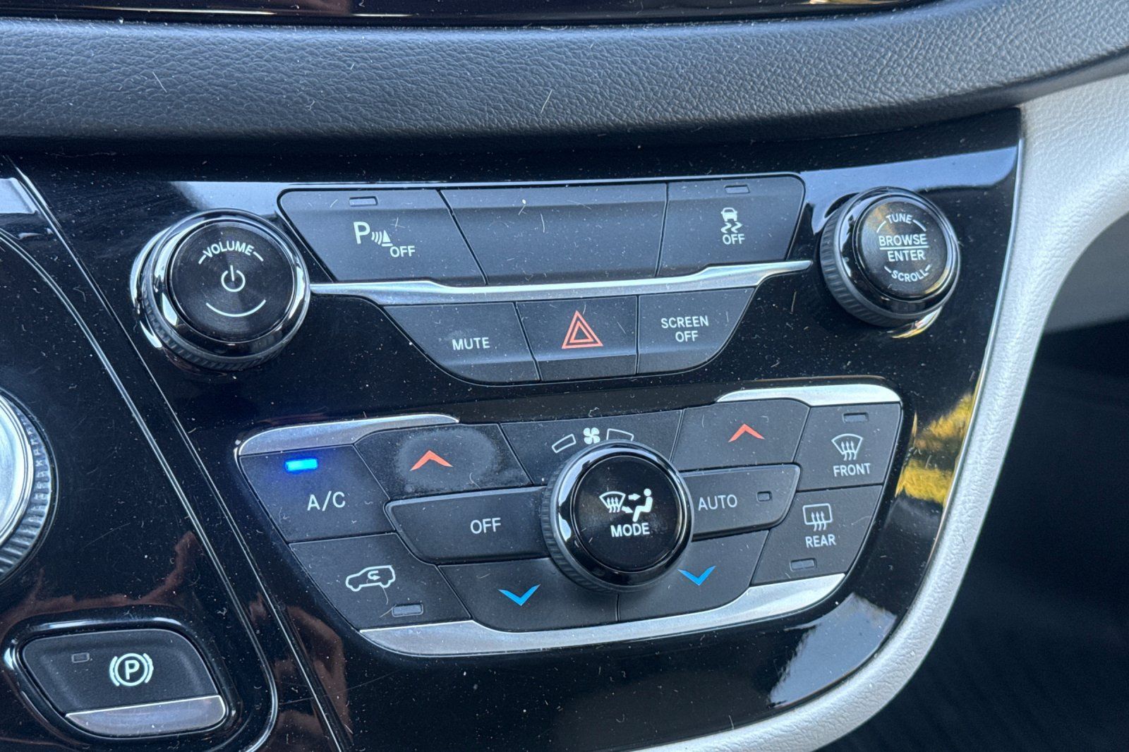 Used 2018 Chrysler Pacifica Touring-L FWD image 31