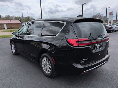 Used 2024 Chrysler Pacifica Touring-L FWD image 5