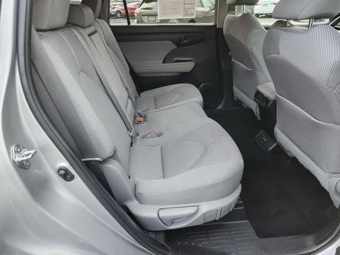 Used 2023 Toyota Highlander LE AWD/4WD image 17