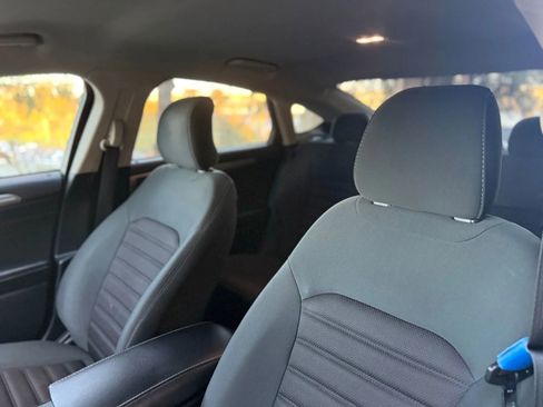 Used 2018 Ford Fusion SE w/ Fusion SE Technology Package image 9