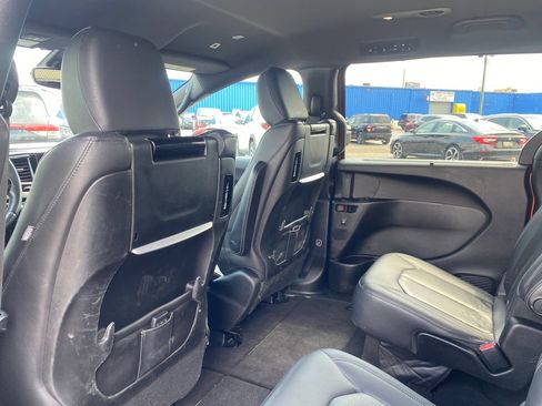 Used 2018 Chrysler Pacifica Touring-L Plus w/ S Appearance Package FWD image 15