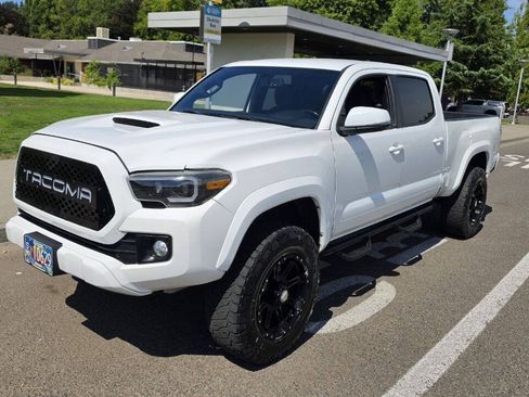 Used 2017 Toyota Tacoma TRD Sport w/ Tow Package AWD/4WD image 1