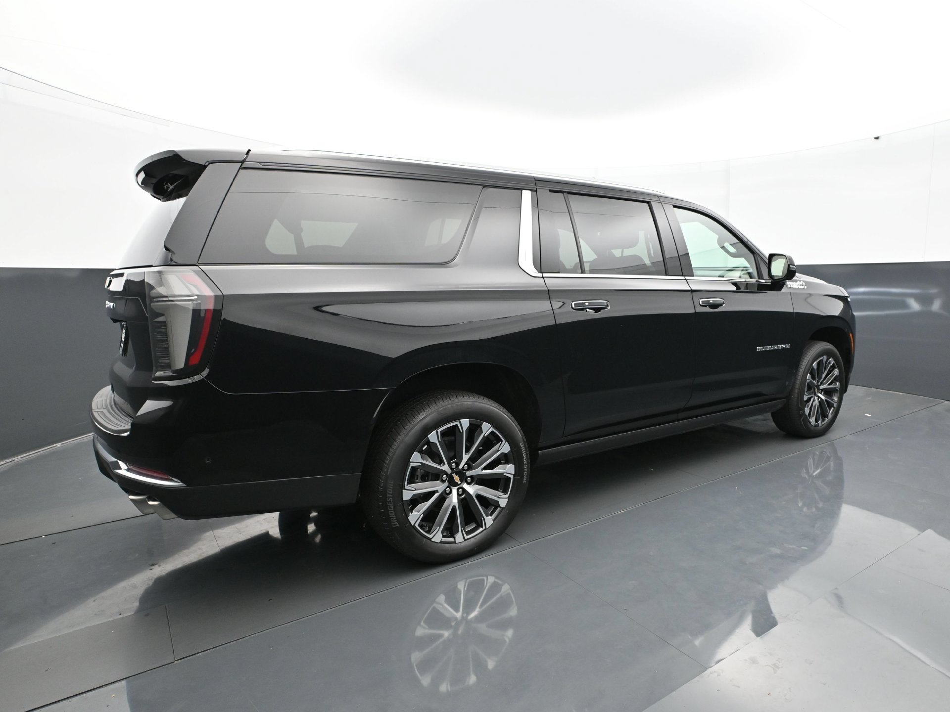 Used 2025 Chevrolet Suburban High Country AWD/4WD image 6