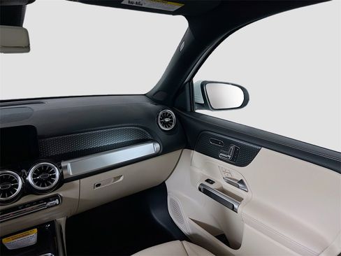 New 2025 Mercedes-Benz GLB 250 4MATIC image 23