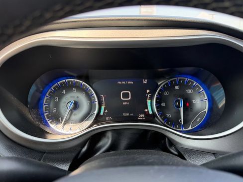 Used 2024 Chrysler Pacifica Touring-L FWD image 32
