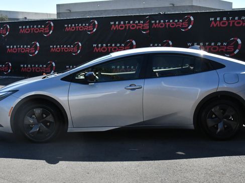 Used 2025 Toyota Prius LE image 4