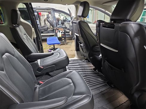 Used 2020 Chrysler Pacifica Limited w/ Tire & Wheel Group image 11