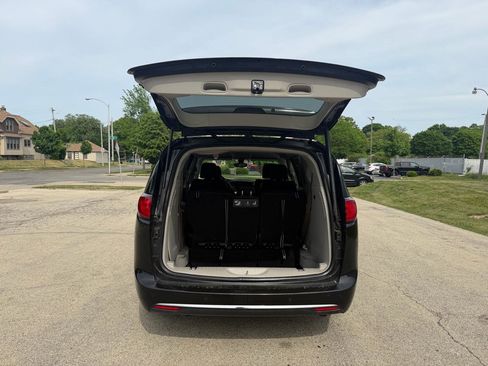 Used 2018 Chrysler Pacifica Touring-L FWD image 8