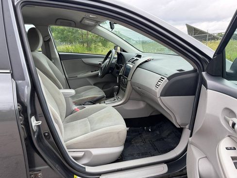 Used 2013 Toyota Corolla LE FWD image 19