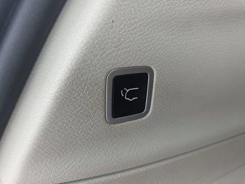 Used 2021 Chrysler Pacifica Touring-L FWD image 15
