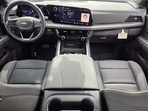 Used 2025 Chevrolet Suburban Premier image 20