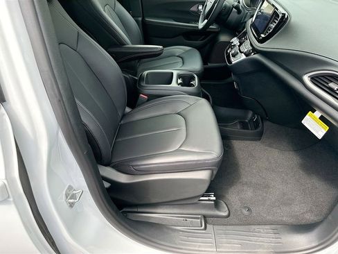 New 2026 Chrysler Pacifica Select image 36